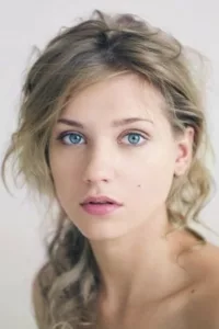 Kristina Igorevna Asmus is a Russian theater and film actress. She is known for her television role in the medical sitcom Interns. She was named the sexiest Russian woman of 2010 by Maxim magazine.   Date d’anniversaire : 14/04/1988
