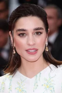 Simona Tabasco (born 5 April 1994) is an Italian actress. She is best known for her role as Lucia on season two of the HBO black comedy-drama series The White Lotus (2021).   Date d’anniversaire : 05/04/1994