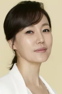 Jin Kyung (born on March 27, 1972) is a South Korean actress. Jin made her stage debut in 1998 and spent ten years in theater, before becoming active in film and television.   Date d’anniversaire : 27/03/1972
