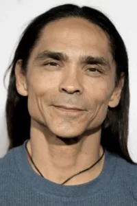 Zahn McClarnon is an American film and television actor of Native American and Irish descent, best known for playing season 2 regular Hanzee Dent in the television series « Fargo » and Akecheta in « Westworld. »   Date d’anniversaire : 24/10/1966