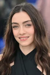 Dizdar was born on 25 June 1986 in Izmir. She is a graduate of Canakkale Onsekiz Mart University School of Fine Arts with a degree in acting. She received her master’s degree in acting from Kadir Has University. She started […]