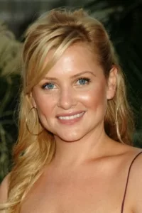 Jessica Brooke Capshaw (born August 9, 1976) is an American actress known for her roles as Jamie Stringer in The Practice, and as Arizona Robbins on the ABC medical drama Grey’s Anatomy.   Date d’anniversaire : 09/08/1976