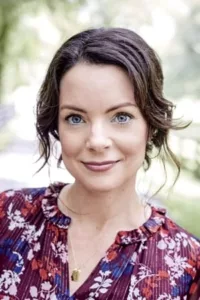 Kimberly Williams-Paisley (born September 14, 1971) is an American actress and director, who is perhaps best known for her co-starring role on the ABC sitcom, According to Jim, as well as her breakthrough performance in the popular comedy film, Father […]