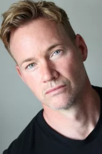 Steve Byers (born December 31st, 1979) is a Canadian film and television actor. He is best known for his lead role in the television show Falcon Beach.   Date d’anniversaire : 31/12/1979