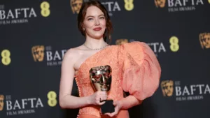 Emma Stone, une actrice oscarisée, est apparue dans une robe pêche personnalisée pour les BAFTA 2024. Sa styliste, Petra Flannery, a expliqué que la création de cette robe exclusivement pour Emma a nécessité des centaines d’heures de travail. La robe […]
