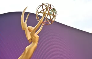 Après des mois de retard dû aux grèves des acteurs et des scénaristes de Hollywood en 2023, le temps est enfin venu pour la 75e édition des Primetime Emmy Awards de célébrer le meilleur de la télévision de l’année passée. […]