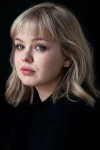 Nicola Mary Coughlan is an Irish actress. She is known for her roles as Clare Devlin in the Channel 4 sitcom Derry Girls and Penelope Featherington in the Netflix period drama Bridgerton.   Date d’anniversaire : 09/01/1987