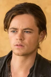 Gilbertson was born in Adelaide, South Australia, the son of Julie Sloan and Brian Gilbertson.   Date d’anniversaire : 29/06/1993