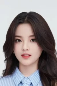 Chaoyue Yang is an actress, known for Ji xian 17 Yu ni tong xing (2019) and Produce 101 China (2018).   Date d’anniversaire : 31/07/1998