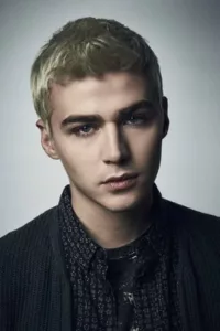 Miles Heizer (born May 16, 1994) is an American actor. His most notable film appearance was in Rails & Ties, playing Davey Danner when he was 12 years old. He also played the recurring character Joshua Lipnicki on the television […]