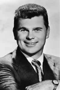 From Wikipedia Barry Nelson (April 16, 1917 – April 7, 2007) was an American actor, noted as the first actor to portray Ian Fleming’s secret agent James Bond.   Date d’anniversaire : 16/04/1917