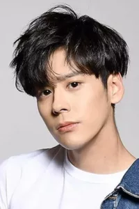 Wei Zhe Ming (nom anglais : Miles), né à Jining dans la province du Shandong, est un acteur et chanteur pop chinois. Il est diplômé de l’Université normale de Tianjin avec une spécialisation en diffusion et hébergement. En 2011, il […]