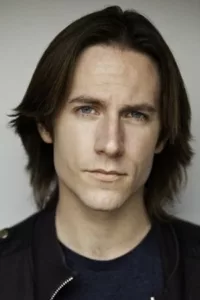 Matthew Mercer was born on June 29, 1982 as Matthew Christopher Miller. He is an actor and producer, known for Resident Evil: Damnation (2012), Monsters University (2013) and Resident Evil 6 (2012).   Date d’anniversaire : 29/06/1982