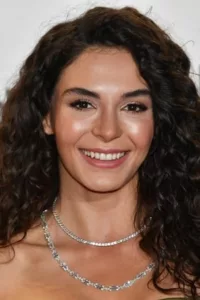 Ebru Şahin Osman is a Turkish actress and model. She made her cinematic debut with the movie Kan Parası and had a brief role in the TV show İstanbullu Gelin. She rose to prominence with her role as Reyyan Şadoğlu […]