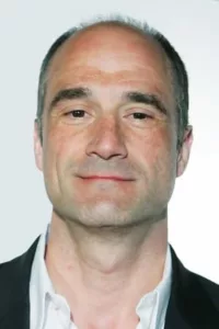 Elias Koteas (born March 11, 1961) is a Canadian actor, known for his roles as Alvin « Al » Olinsky on the series Chicago P.D., Tom True on Goliath, Lionel Shrike in Now You See Me (2013), Col. Marks on Combat Hospital, […]