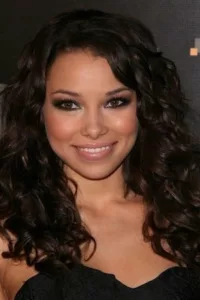 Jessica Parker Kennedy (born October 3, 1984) is a Canadian actress. She played Melissa on the CW series The Secret Circle, and has also appeared on the TV series Smallville, Undercovers, and Black Sails.   Date d’anniversaire : 03/10/1984