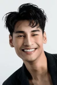 Nattawin Wattanagitiphat (nickname: Apo) is a Thai model and actor affiliated with Channel 3 from 2014 to 2019. He went to Thammasat University before transferring to the Faculty of Communication Arts at Rangsit University.   Date d’anniversaire : 24/02/1994