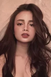 Rhen Escano is a Filipino actress who is best known for Si Magdalola at ang mga gago (2016), Adan (2019) and UnTrue (2019). Born on April 14, 1997, Rhen hails from Manila, Manila, Philippines.   Date d’anniversaire : 14/04/1997