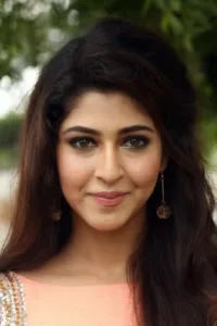 Sonarika Bhadoria is an Indian film actress and model known for her works in television and Telugu cinema. Sonarika is known for her portrayal of Goddess Parvati and Adi Shakti in Devon Ke Dev…Mahadev.   Date d’anniversaire : 03/12/1992