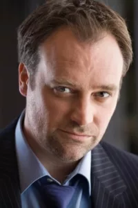 David Ian Hewlett (born April 18, 1968) is an English-born Canadian actor best known for his role as Dr. Meredith Rodney McKay on the science fiction television shows Stargate SG1 and Stargate Atlantis.   Date d’anniversaire : 18/04/1968