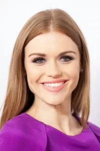 Holland Roden is an American actress. She is best know for playing Lydia Martin on the television series Teen Wolf, based on the film of the same name.   Date d’anniversaire : 07/10/1986