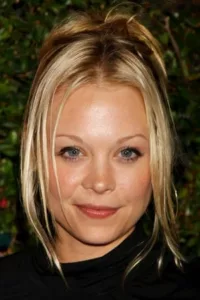 Alexandra Holden (born April 30, 1977) is an American film and television actress.   Date d’anniversaire : 30/04/1977