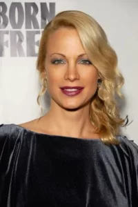 Alison Eastwood, est une actrice, réalisatrice, productrice, mannequin et chanteuse américaine née le 22 mai 1972 à Carmel en Californie. Elle est la fille de l’acteur, réalisateur et producteur Clint Eastwood et d’une ex-mannequin, Maggie Johnson. Elle a un frère, […]