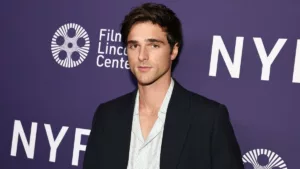 Jacob Elordi, célèbre pour ses rôles mémorables dans les séries sensationnelles « Saltburn » et « Priscilla », vient d’être annoncé comme la toute dernière addition au casting starifié de l’adaptation ultime du roman classique « Frankenstein » par maestro du réalisme fantastique, Guillermo Del Toro. […]