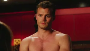 Jamie Dornan, célèbre pour son rôle dans la franchise Cinquante Nuances de Grey, a révélé dans une interview avec The Independent qu’il avait vécu une expérience effrayante en raison de sa célébrité. Après la sortie des films, il a été […]