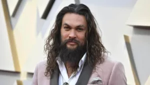 Jason Momoa, l’acteur d’Aquaman, a répondu aux rumeurs selon lesquelles il serait sans abri après son divorce avec Lisa Bonet. Momoa a déclaré qu’il était sans domicile fixe mais qu’il n’était pas sans abri. Il a expliqué son style de […]