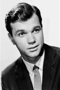 Darryl Hickman, born July 28, 1931, emerged as a prominent American actor whose career transitioned from childhood stardom to adult roles. Starting in the industry at a young age, he showcased his talent in notable films like « The Grapes of […]