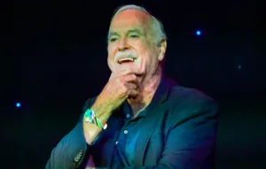 John Cleese, l’acteur comique bien connu des Monty Python, a suscité une vague de réactions suite à une publication controversée sur les réseaux sociaux. Dans celle-ci, il se plaisant à comparer Adolf Hitler et Donald Trump, suscitant l’indignation de nombreux […]