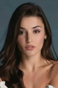 Hande Erçel (née le 24 novembre 1993) est une actrice et mannequin de télévision turque. Erçel est connue pour son rôle principal dans Aşk Laftan Anlamaz (2016-2017) dans le rôle de Hayat Uzun, aux côtés de Burak Deniz et dans […]