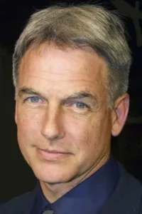 Thomas Mark Harmon, dit Mark Harmon, est un acteur, producteur et réalisateur américain, né le 2 septembre 1951 dans la ville de Burbank (Californie). Diplômé en communication, Mark Harmon s’essaie au football américain avant de se tourner vers la comédie. […]