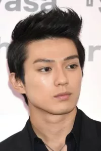 Mackenyu Arata or Mackenyu Maeda is a Japanese-American actor born in Tokyo and raised in Los Angeles, California. He is the son of Japanese actor, producer, director, and martial artist, Sonny Chiba.   Date d’anniversaire : 16/11/1996