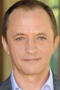Ravil Isyanov is a Russian-American film and television actor. He’s a graduate of the Moscow Art Theater School and studied at the Oxford branch of British American Drama Academy.   Date d’anniversaire : 20/08/1962