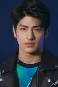 Luke Ishikawa Plowden is a Japanese-American actor and model based in Thailand. He holds a bachelor’s degree in Statistics from George Washington University. Since 2019, he is an artist signed under GMMTV.   Date d’anniversaire : 13/09/1995