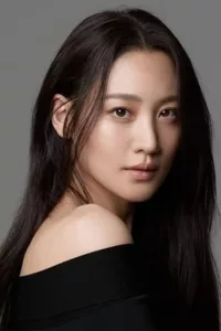 Claudia Kim, born Kim Soo-hyun (김수현), is a South Korean actress and model.   Date d’anniversaire : 25/01/1985