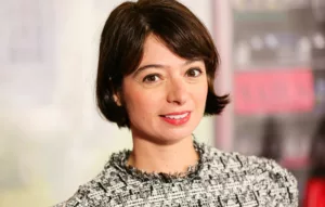 Kate Micucci, célèbre pour son rôle de Lucy dans la série The Big Bang Theory, a partagé une heureuse nouvelle : elle est désormais en rémission de son cancer du poumon. Elle avait révélé son diagnostic pour la première fois […]