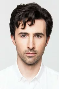 Josh Zuckerma is an American actor. Known for playing Mark Hughgrant in the science fiction TV series Kyle XY, Eddie Orlofsky in Desperate Housewives and Max Miller in 90210.   Date d’anniversaire : 01/04/1985