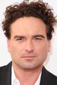 Johnny Galecki is a Belgian-born American actor, best known for his roles as David Healy in Roseanne, Rusty Griswold in National Lampoon’s Christmas Vacation, and as Leonard Hofstadter in The Big Bang Theory.   Date d’anniversaire : 30/04/1975