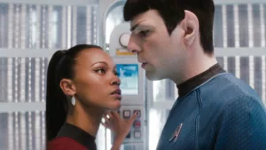 JJ Abrams a pris une décision concernant Zoe Saldana dans Star Trek. Zoe Saldana a pu trouver une rationalisation qui correspondait aux personnages. Uhura est une femme forte et déterminée, attirée par Spock. Cependant, Nichelle Nichols, qui a joué Uhura […]