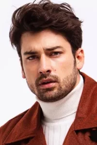 Alp Navruz was born on January 15, 1990 in Istanbul, Turkey. He is an actor, known for Elimi birakma (2018), Bir Ada Masali (2021) and Ceberrut (2016).   Date d’anniversaire : 15/01/1990