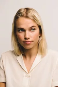 Thea Sofie Loch Næss is a Norwegian actress.   Date d’anniversaire : 26/11/1996
