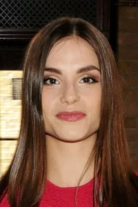 Charlotte Frances Riley (born 29 December 1981) is an English actress. She is known for her roles as Sarah Hurst in Easy Virtue (2008) and as Catherine Earnshaw in ITV’s adaptation of Wuthering Heights (2009).   Date d’anniversaire : 29/12/1981