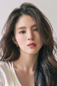 Han So-hee (born Lee So-hee on November 18, 1994) is a South Korean actress. She began her career as a supporting character in the television series Money Flower (2017), 100 Days My Prince (2018), and Abyss (2019) before transitioning into […]