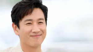 Lee Sun-kyun, l’interprète mémorable de Park Dong-ik dans l’oeuvre saluée par l’académie, « Parasite », nous a tristement quitté ce mercredi à l’âge de 48 ans. L’information a été confirmée par le bureau d’urgence sud-coréen à l’Associated Press mentionnant que l’acteur avait […]