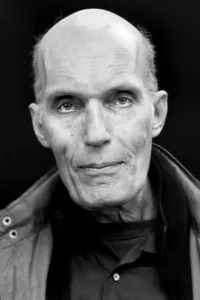 Carel Struycken (b. 1948) is a Dutch character actor who is known for his large height of 7 ft 0 in and his distinctive face. He is also a photographer in his personal time.   Date d’anniversaire : 30/07/1948