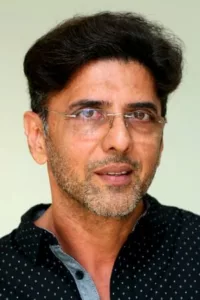 Babloo Prithiveeraj is an Indian film actor, who has appeared in Tamil, Telugu and Kannada language films. He has also featured extensively on Tamil television serials throughout the 1990s and 2000s.   Date d’anniversaire : 18/07/1966