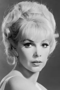 Stella Stevens (born Estelle Eggleston   Date d’anniversaire : 01/10/1938